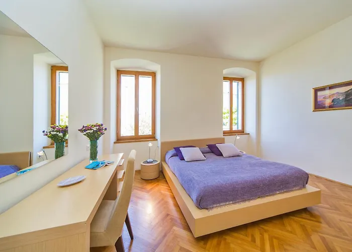 Old Gate Apartment *